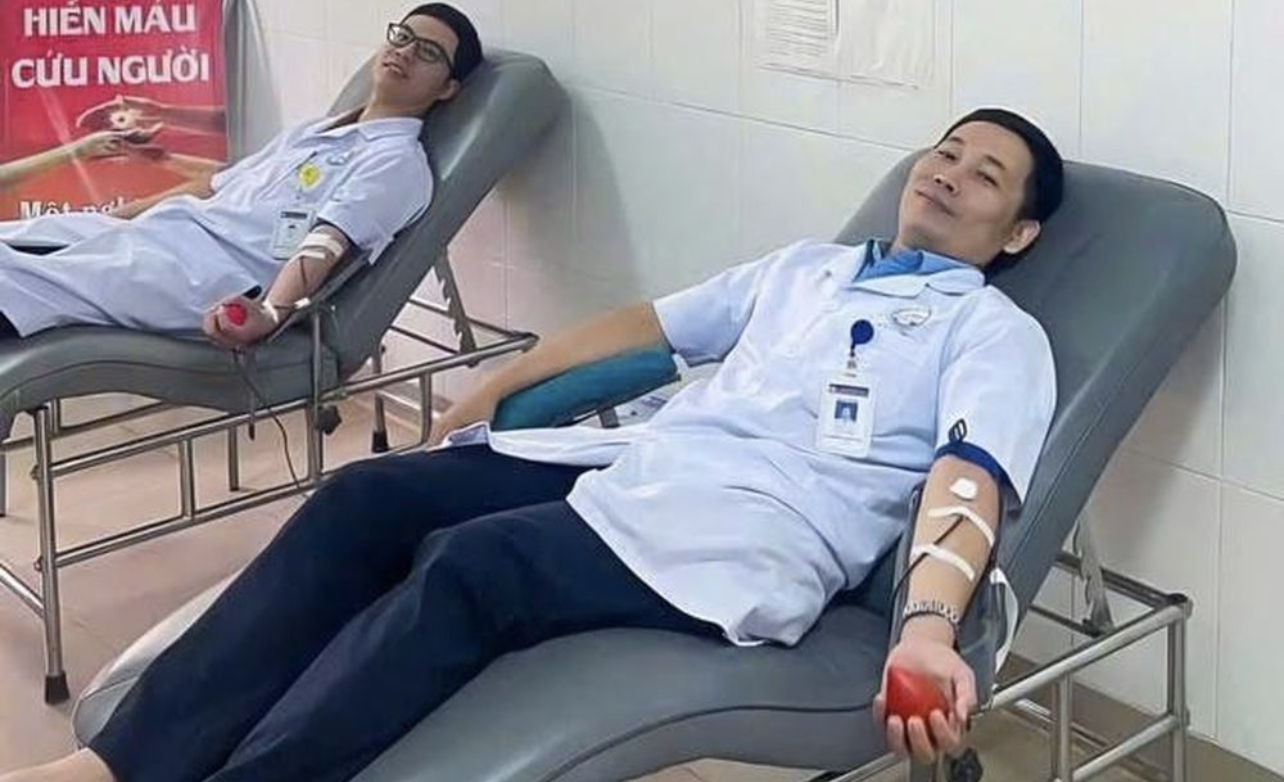 Kỹ thuật viên Trương Quang Tuấn và bác sĩ Hồ Quốc Anh hiến máu cứu bênnh nhân. Ảnh: BVĐKQT Kỹ thuật viên Trương Quang Tuấn và bác sĩ Hồ Quốc Anh hiến máu cứu bênnh nhân. Ảnh: BVĐKQT