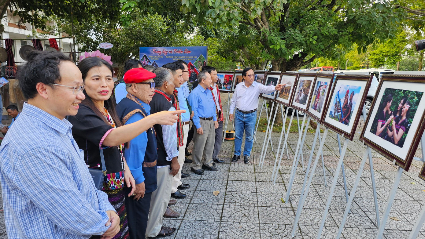 Một số tác phẩm trưng bày tại triển lãm. Ảnh: Thanh Hải.