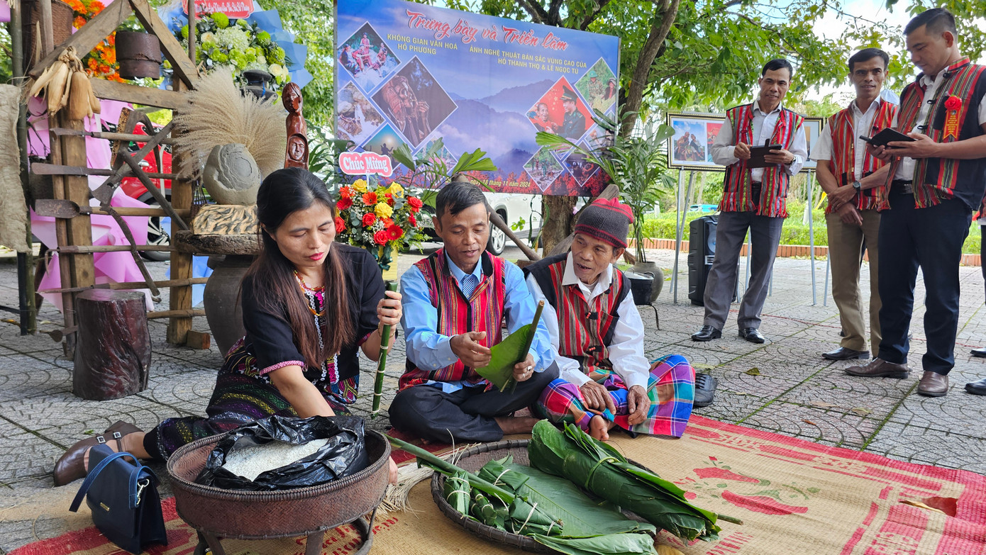 Trải nghiệm gói bánh của đồng bào dân tộc thiểu số miền Tây Quảng Trị tại triển lãm. Ảnh: Thanh Hải.