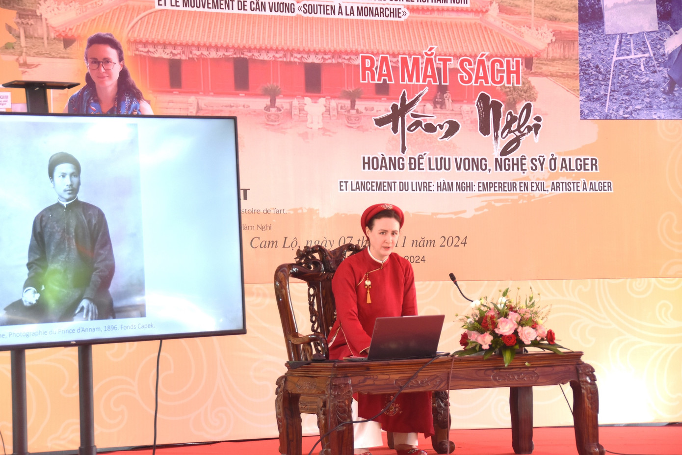 Tiến sĩ Amandine Dabat-hậu duệ đời thứ 5 của vua Hàm Nghi giới thiệu cuốn sách Hàm Nghi: Hoàng đế lưu vong - nghệ sĩ ở Alger" do bà dày công nghiên cứu, biên soạn. Tiến sĩ Amandine Dabat-hậu duệ đời thứ 5 của vua Hàm Nghi giới thiệu cuốn sách Hàm Nghi: Hoàng đế lưu vong - nghệ sĩ ở Alger" do bà dày công nghiên cứu, biên soạn.