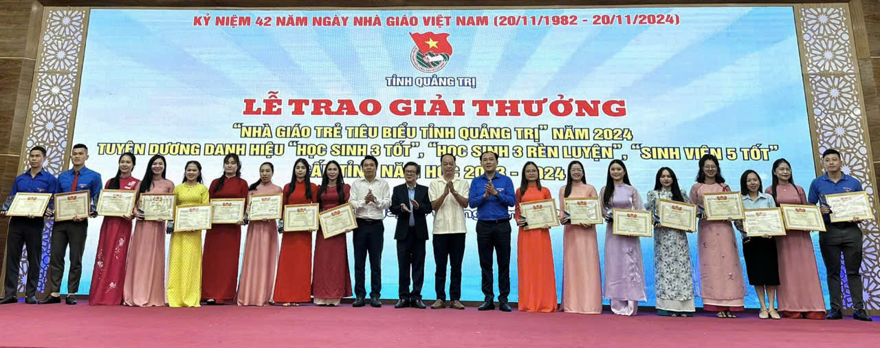 Lễ trao tặng giải thưởng "Nhà giáo trẻ tiêu biểu tỉnh Quảng Trị" năm 2024. Lễ trao tặng giải thưởng "Nhà giáo trẻ tiêu biểu tỉnh Quảng Trị" năm 2024.