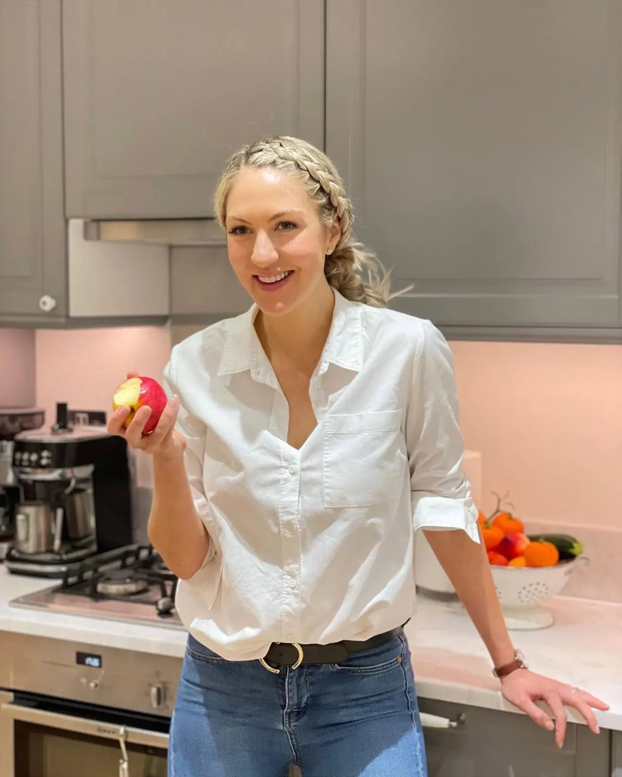 Bác sĩ Megan Rossi, bác sỹ sức khỏe đường ruột, tiết lộ bí quyết khử hơi thở có mùi tỏi.