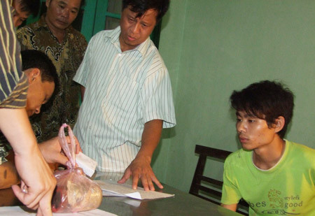 Đại tá Bùi Văn Điển đang yêu cầu đối tượng Lê Văn Luyện viết tường trình.