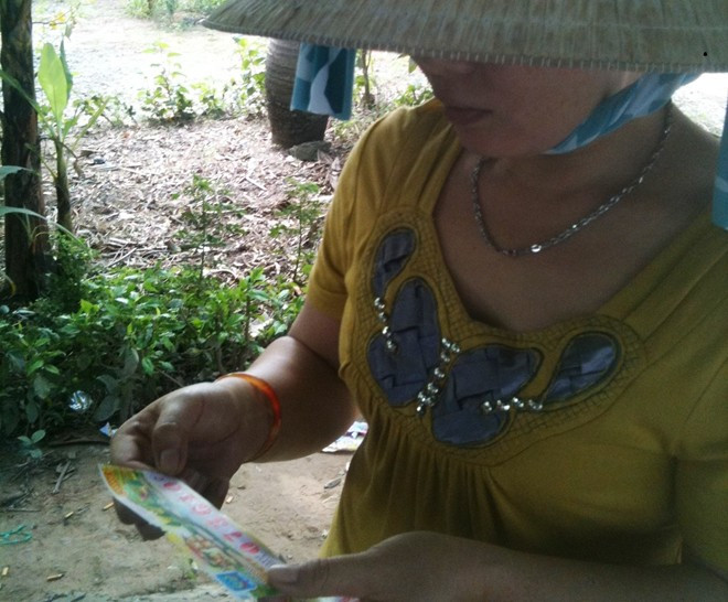 Tờ còn lại đã bị rách một góc. . Tờ còn lại đã bị rách một góc.