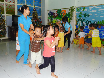 Các cháu đang sinh hoạt tại nhóm giữ trẻ Hạnh Phúc, Búp bê Xinh (quận 9). Ảnh: TT