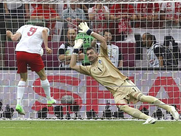 Lewandowski ghi bàn thắng đầu tiên tại Euro 2012. Ảnh: AP. Lewandowski ghi bàn thắng đầu tiên tại Euro 2012. Ảnh: AP