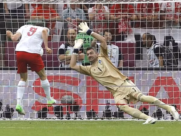 Lewandowski ghi bàn thắng đầu tiên tại Euro 2012. Ảnh: AP