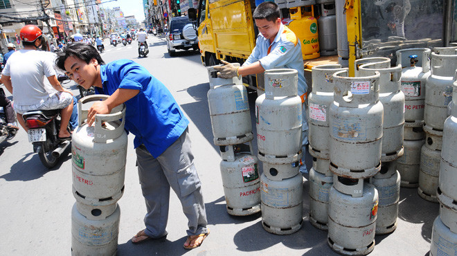 Giao nhận gas tại một cửa hàng trên đường Phan Đình Phùng, Q.Phú Nhuận, TP.HCM - Ảnh: Tuổi Trẻ