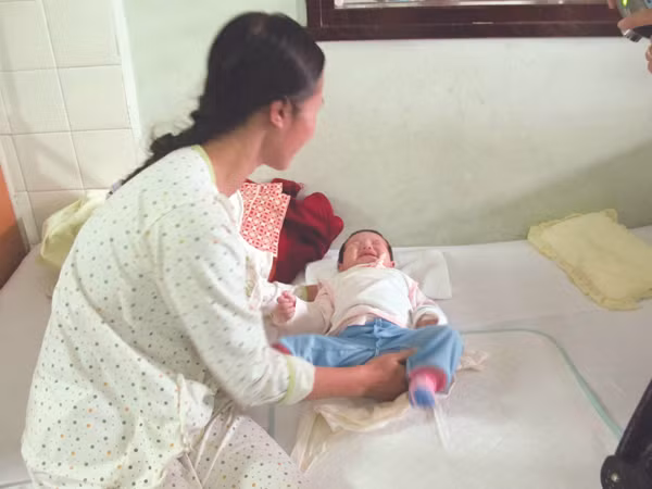 Bé Đỗ Phương Anh, 5 tháng tuổi đang điều trị tại BV Nhi T.Ư vì ngộ độc chì do dùng thuốc cam chữa loét miệng	Ảnh: Thái Hà