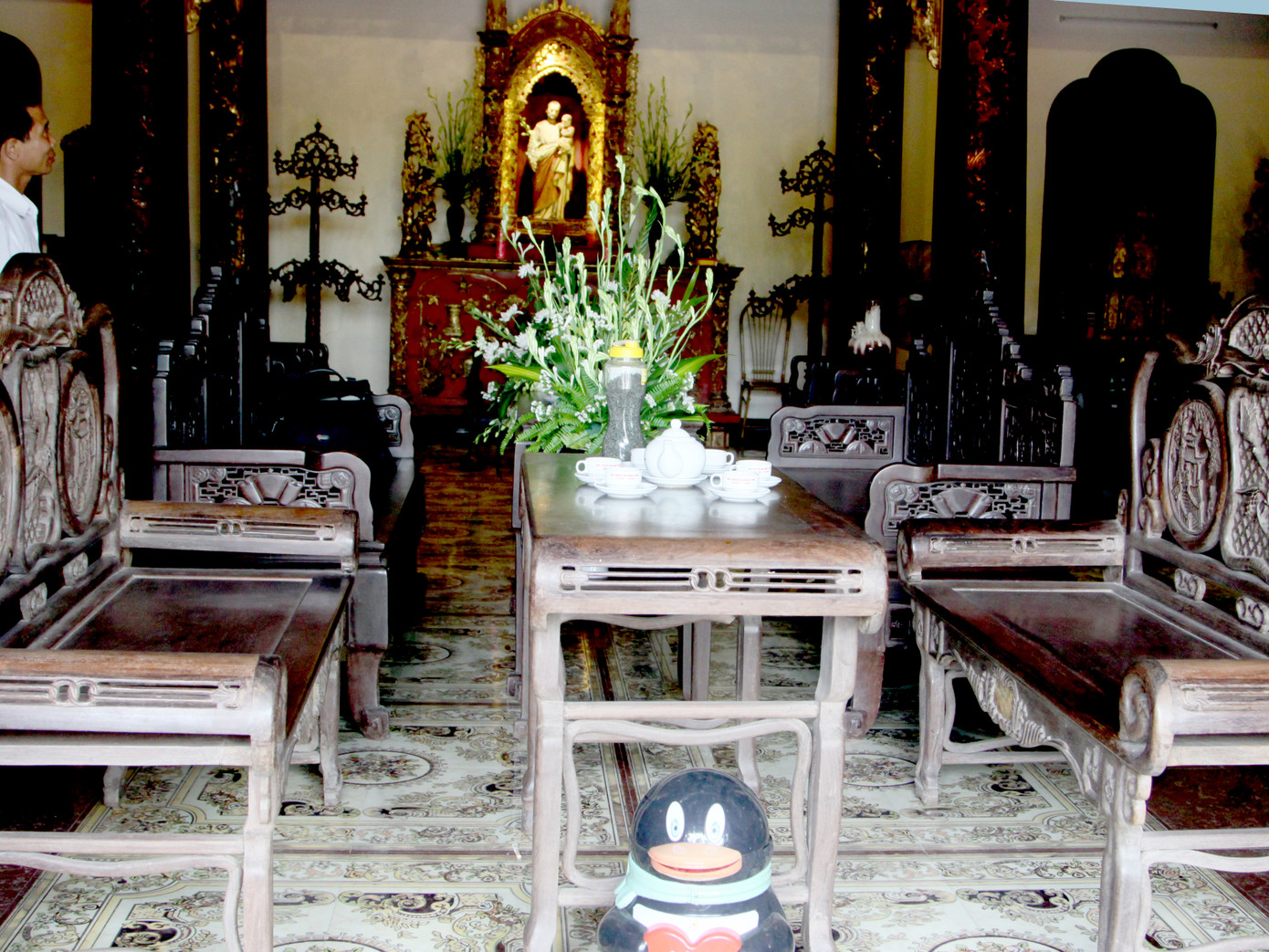 Những bộ bàn ghế cổ được trưng bày phía trong