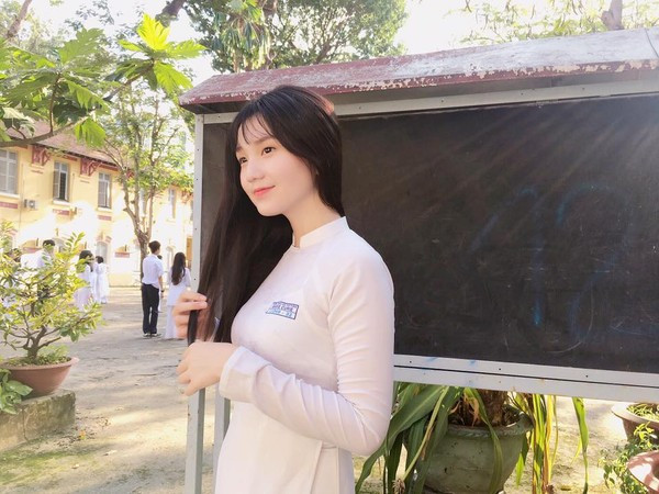 Nhan sắc ngỡ ngàng của nữ sinh 'mặc áo dài đẹp nhất Marie Curie' ảnh 8