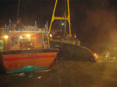 Xác con tàu đắm (bên phải) được trục vớt lên lúc 20 giờ hôm qua