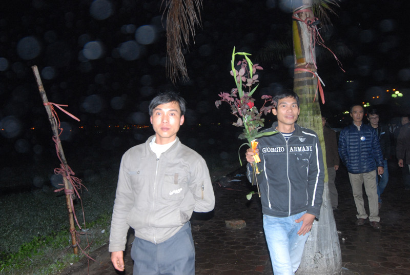 Trong khi đó, nhiều người hoan hỉ ra về vì 