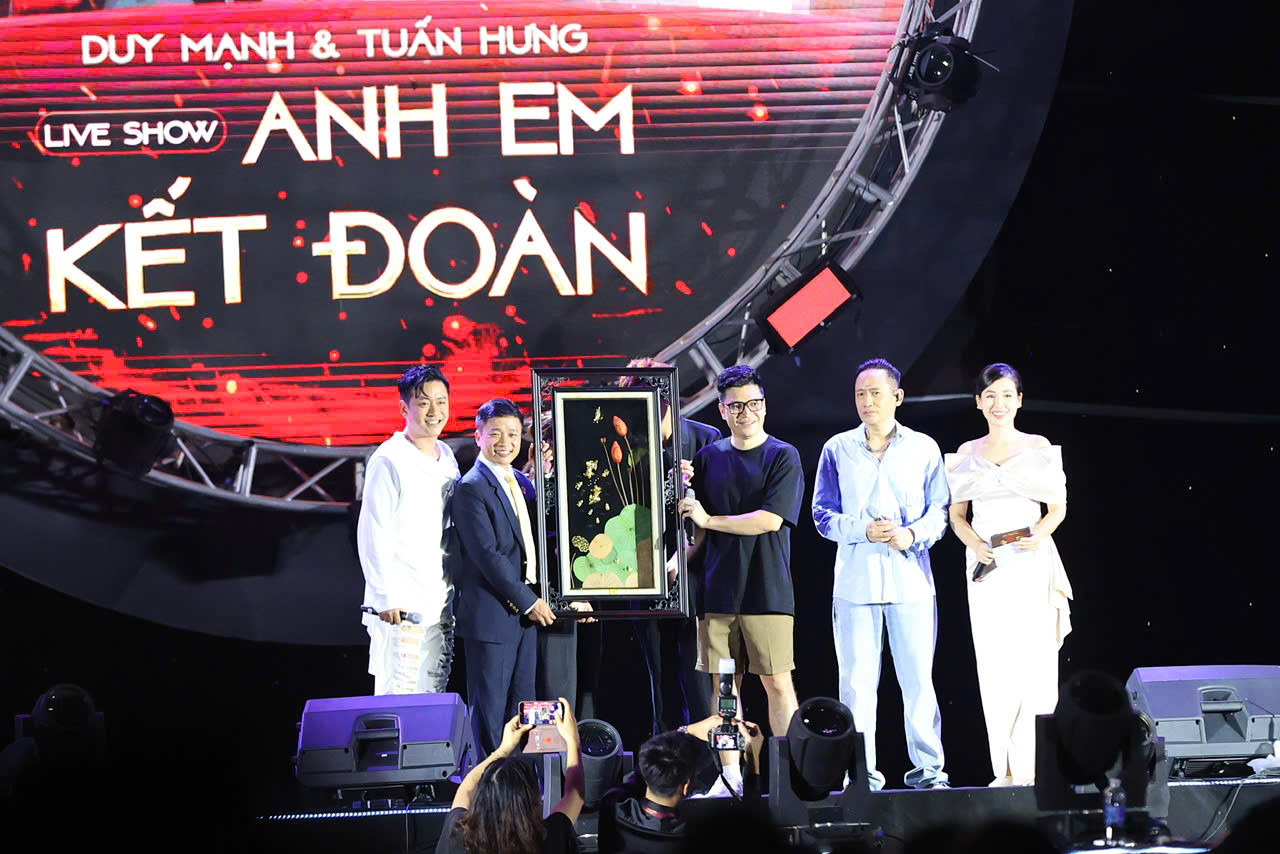 Bức tranh hoa sen được trao cho người đấu giá thành công. Ảnh: Trọng Tài Bức tranh hoa sen được trao cho người đấu giá thành công. Ảnh: Trọng Tài