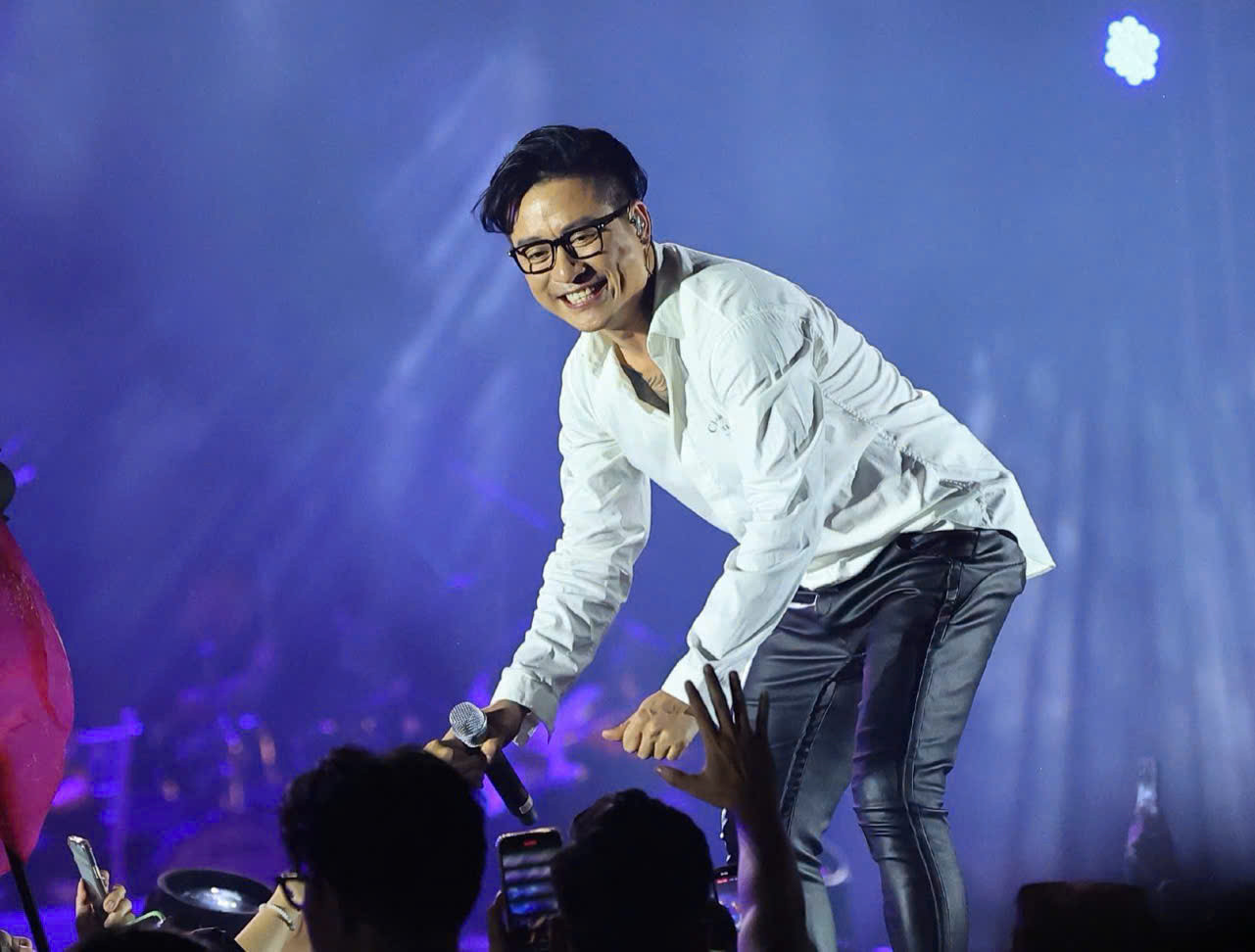 Tuấn Hưng là người đưa ra sáng kiến làm đêm nhạc để gây quỹ cho đồng bào vùng bão lũ. Tuấn Hưng đang "tìm lại mình" kể từ khi tham gia Anh trai vượt ngàn chông gai nhưng thời gian diễn ra Anh em kết đoàn quá gấp gáp khiến Hưng chưa kịp thi triển nhiều công lực đã luyện được thời gian qua. Tuấn Hưng trong quá trình tập nhảy cho đêm diễn còn bị chấn thương đầu gối. Ảnh: Trọng Tài.