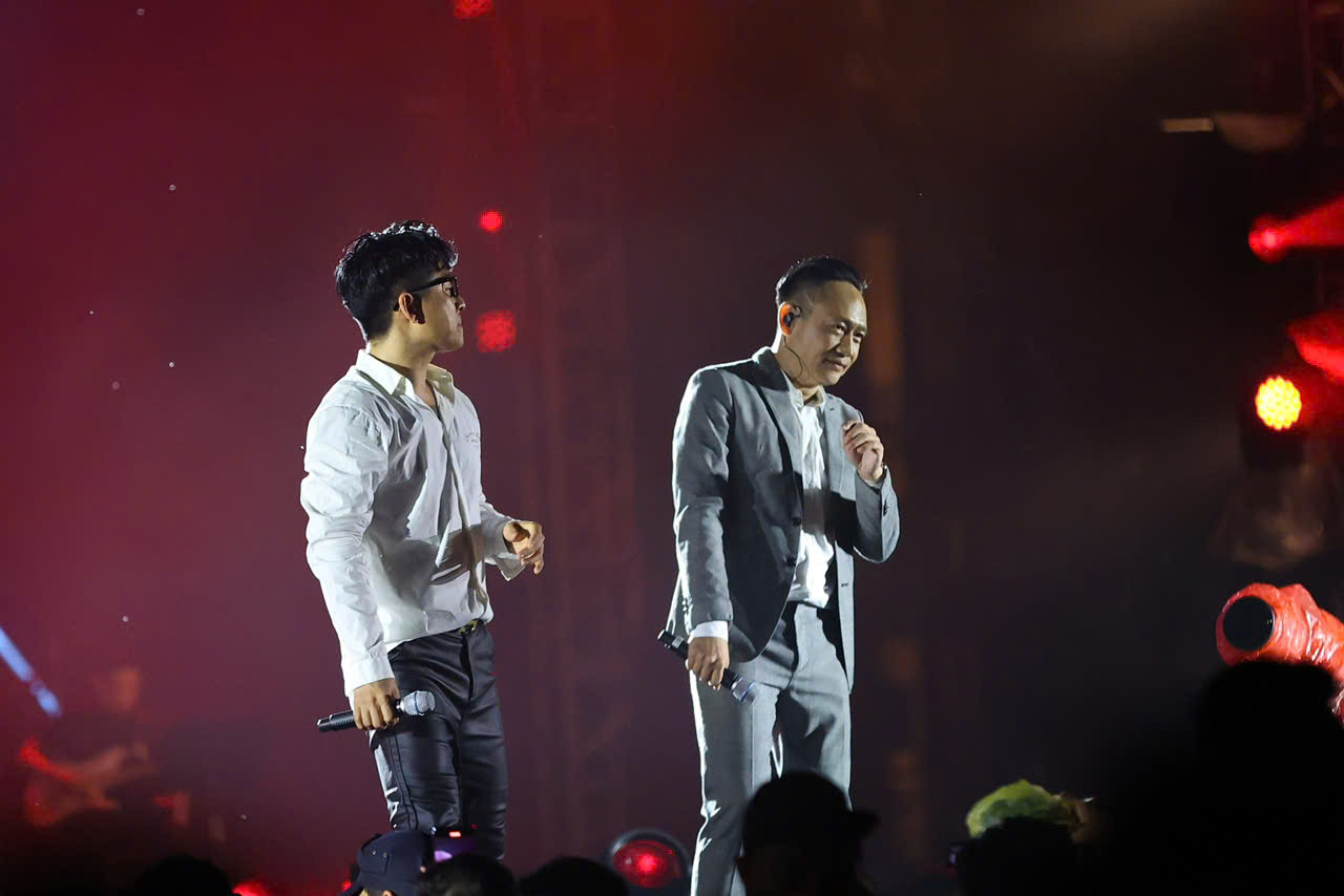 Tuấn Hưng đổ tại "cư dân mạng" thêm dầu vào lửa khiến anh xem xa nhau cả thập kỷ qua. Ảnh: Trọng Tài Tuấn Hưng đổ tại "cư dân mạng" thêm dầu vào lửa khiến anh xem xa nhau cả thập kỷ qua. Ảnh: Trọng Tài