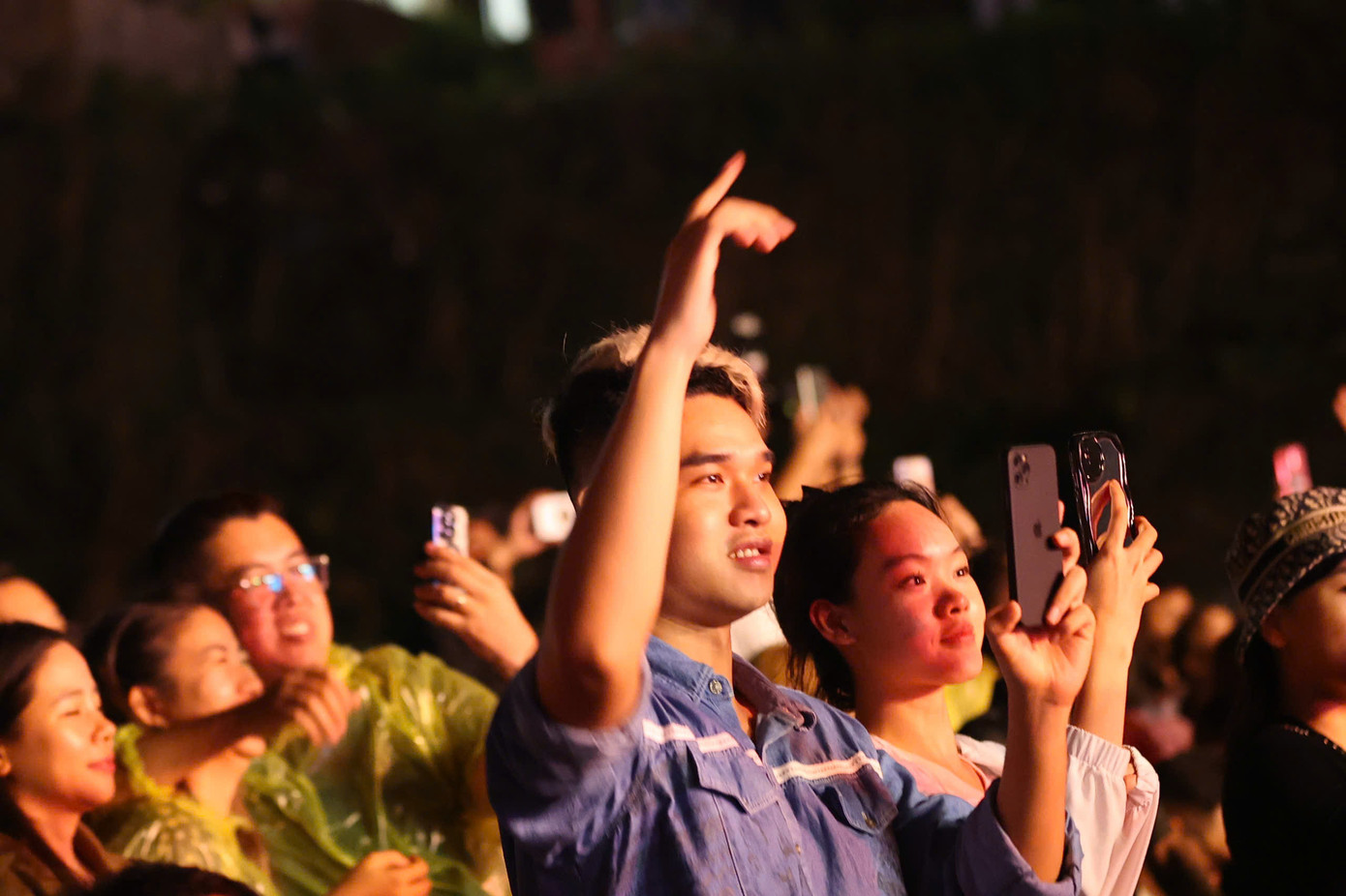 Khán giả không muốn bỏ lỡ những khoảnh khắc "kết đoàn" của Duy Mạnh và Tuấn Hưng. Ảnh: Trọng Tài.