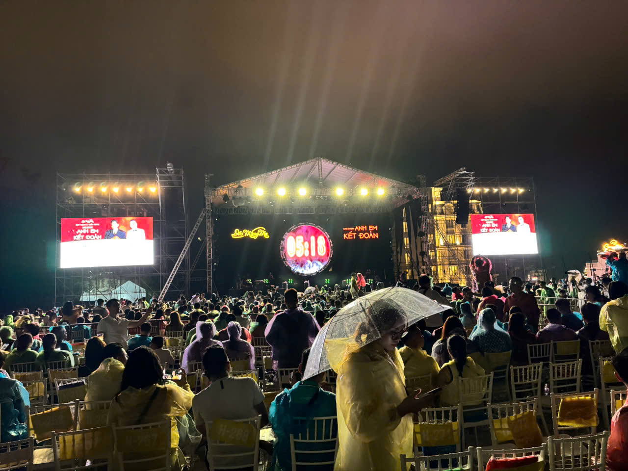 Mưa gió không ngăn nổi khán giả lặn lội lên Tam Đảo xem Anh em kết đoàn. Ảnh: Trọng Tài. Mưa gió không ngăn nổi khán giả lặn lội lên Tam Đảo xem Anh em kết đoàn. Ảnh: Trọng Tài.