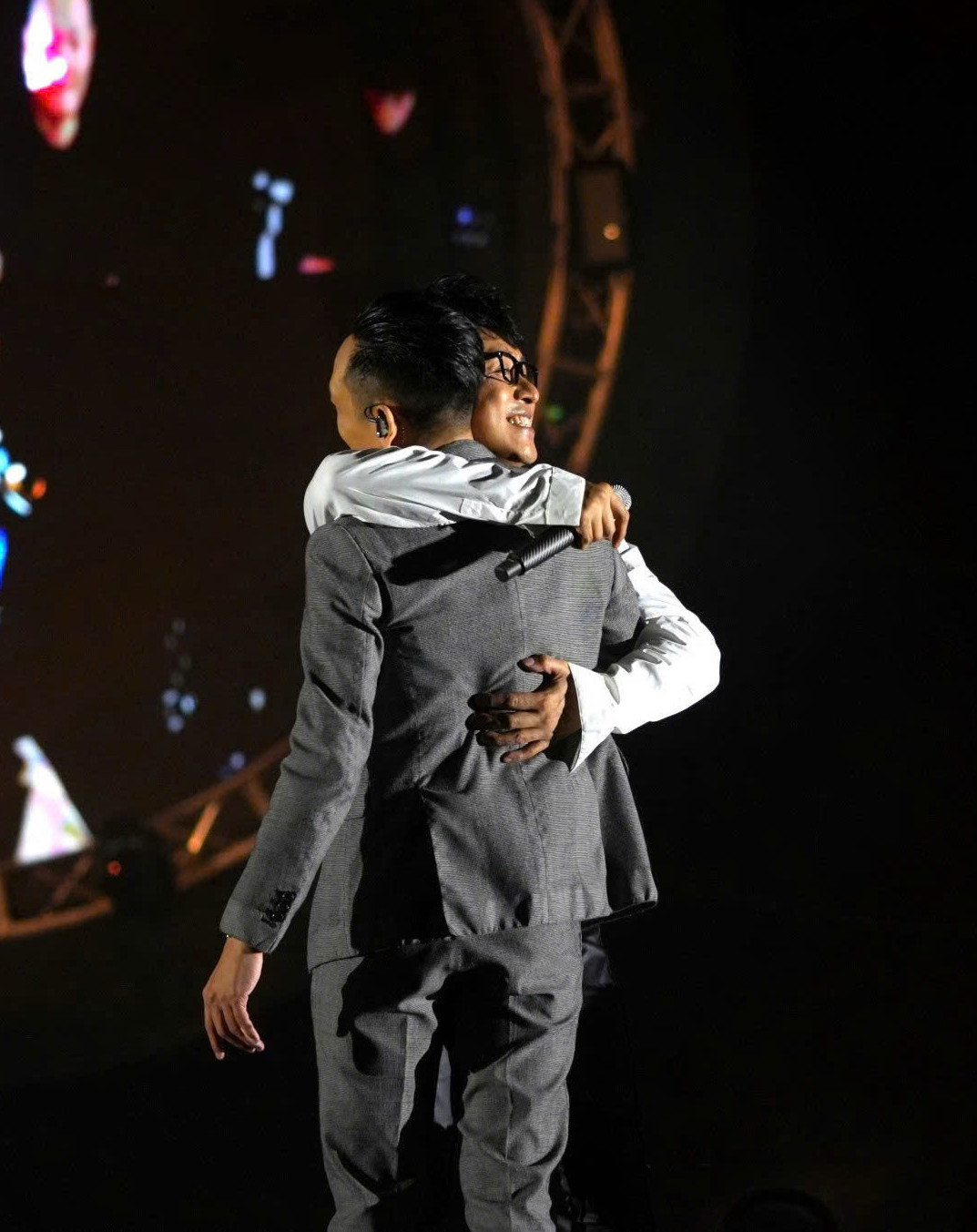 Họ dành cho nhau những cái ôm thân ái khác hẳn những lời đắng cay ném qua ném lại trên mạng xã hội trước đây. Không biết sau show diễn này, cả hai có quay lại giận nhau tiếp để phục vụ nhu cầu hóng biến của không ít khán giả không. Hoặc ở độ tuổi này, họ sẽ dành năng lượng để cùng nhau làm những điều tích cực hơn? Làm đêm nhạc để quyên tiền ủng hộ các nạn nhân của bão YAGI chính là việc tốt đầu tiên. Ảnh: Trọng Tài.