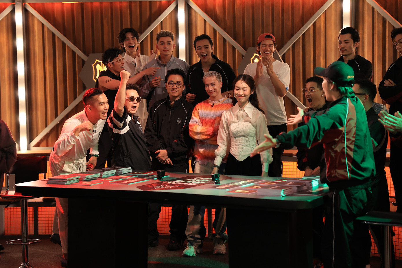 Màn đấu giá bài được xây dựng như một trò chơi ở sòng bài. Ảnh: BTC Màn đấu giá bài được xây dựng như một trò chơi ở sòng bài. Ảnh: BTC