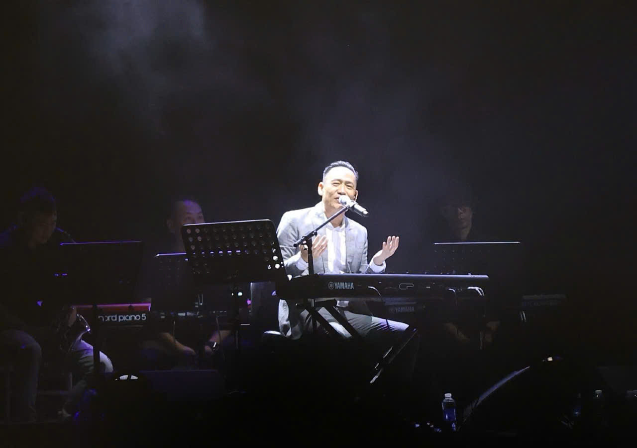 Duy Mạnh tự đệm đàn hát Dĩ vãng nhạt nhòa trong live showAnh em kết đoàn. Ảnh: Trọng Tài. Duy Mạnh tự đệm đàn hát Dĩ vãng nhạt nhòa trong live showAnh em kết đoàn. Ảnh: Trọng Tài.