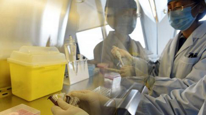  Xét nghiệm virút H7N9 ở Cơ quan Phòng chống và kiểm soát dịch bệnh Bắc Kinh ngày 3-4 - Ảnh: Reuters 