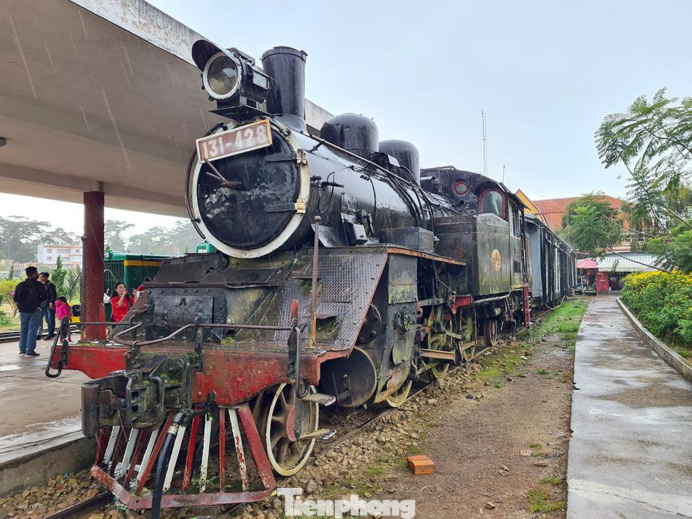 Chiếc đầu máy hơi nước với thiết kế để hoạt động trên đường ray răng cưa trước đây của tuyến Tháp Chàm - Đà Lạt được phục dựng phục vụ khách tham quan tại ga Đà lạt.