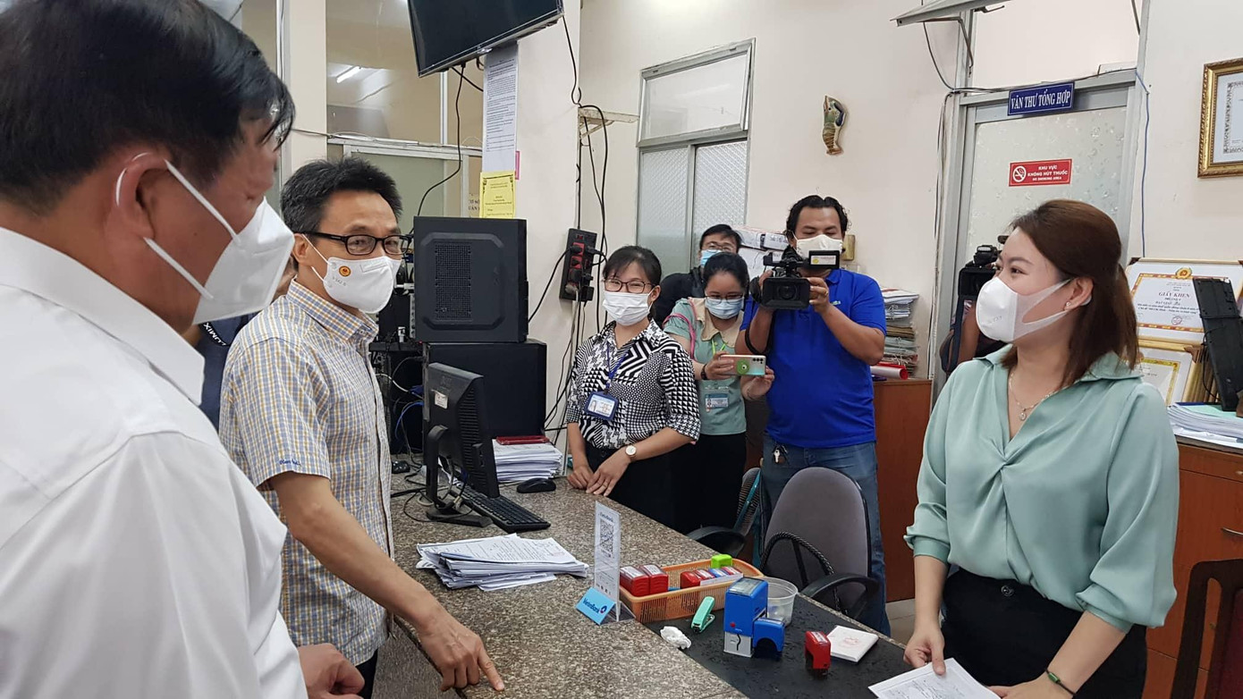 Phó Thủ tướng Vũ Đức Đam thị sát, kiểm tra công tác phòng chống dịch trên địa bàn quận 8, trò chuyện với cán bộ nhân viên y tế Phó Thủ tướng Vũ Đức Đam thị sát, kiểm tra công tác phòng chống dịch trên địa bàn quận 8, trò chuyện với cán bộ nhân viên y tế