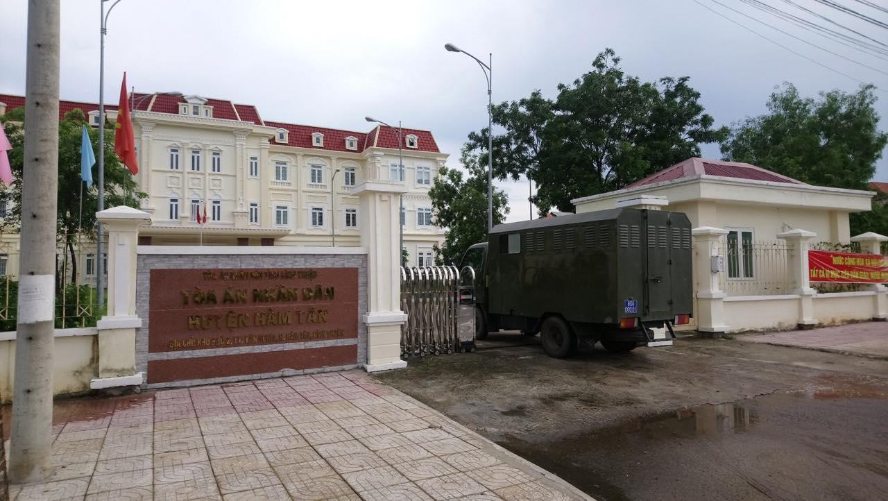 Xe đặc chủng chở bị cáo Lê Chí Thành đến toà án