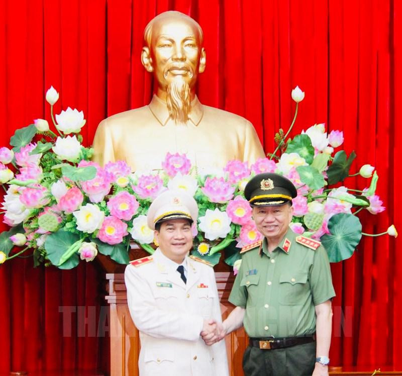 Đại tướng Tô Lâm (phải) chúc mừng Thiếu tướng Nguyễn Sỹ Quang. Ảnh: Thành uỷ TPHCM Đại tướng Tô Lâm (phải) chúc mừng Thiếu tướng Nguyễn Sỹ Quang. Ảnh: Thành uỷ TPHCM