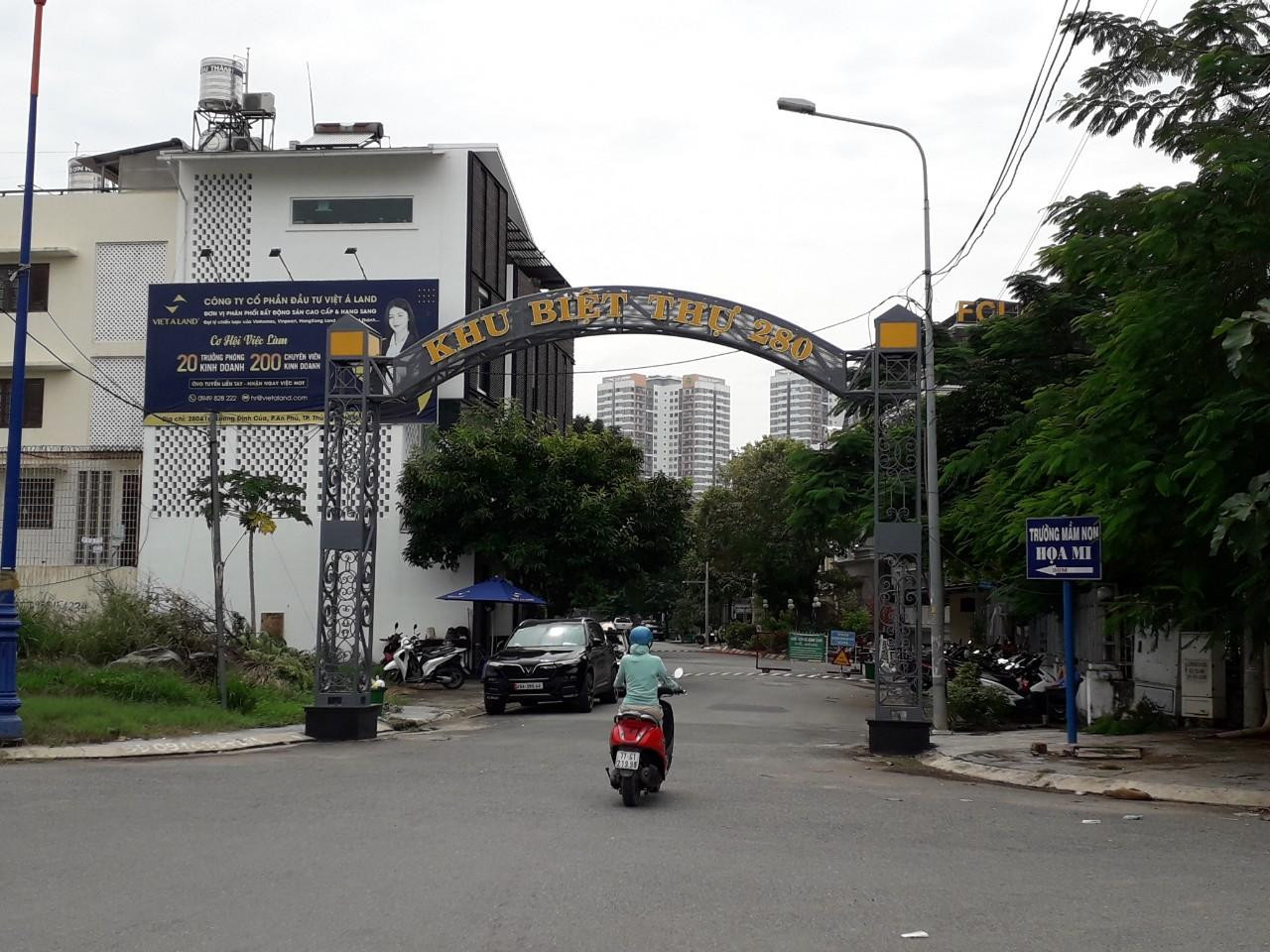 Khu biệt thự 280 Lương Định Của, quận 2 cũ (nay là TP Thủ Đức) được ông Liên Khui Thìn thế chấp, sau đó ngân hàng thanh lý để thu hồi vốn vay. Khu biệt thự 280 Lương Định Của, quận 2 cũ (nay là TP Thủ Đức) được ông Liên Khui Thìn thế chấp, sau đó ngân hàng thanh lý để thu hồi vốn vay.