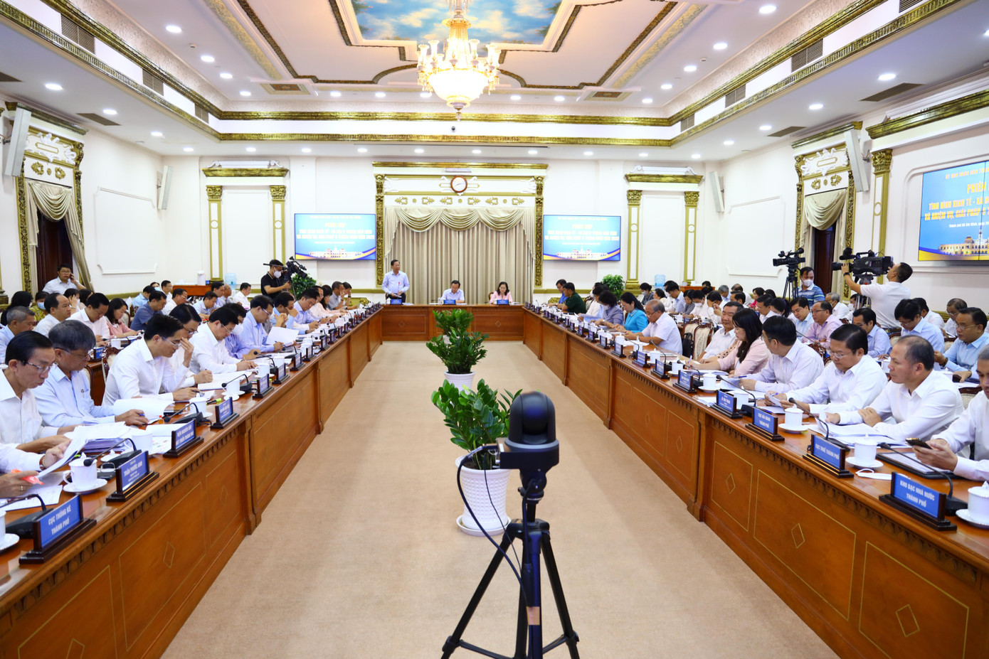 Phiên họp về kinh tế - xã hội trong 6 tháng đầu năm đang diễn ra tại trụ sở UBND TPHCM dưới sự chủ trì của Bí thư Thành uỷ Nguyễn Văn Nên, Chủ tịch UBND TPHCM Phan Văn Mãi và Chủ tịch HĐND TPHCM Nguyễn Thị Lệ Phiên họp về kinh tế - xã hội trong 6 tháng đầu năm đang diễn ra tại trụ sở UBND TPHCM dưới sự chủ trì của Bí thư Thành uỷ Nguyễn Văn Nên, Chủ tịch UBND TPHCM Phan Văn Mãi và Chủ tịch HĐND TPHCM Nguyễn Thị Lệ