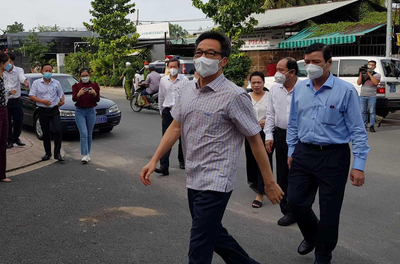 Phó Thủ tướng Vũ Đức Đam có mặt tại "điểm nóng" quận 8 từ sáng 30/6 Phó Thủ tướng Vũ Đức Đam có mặt tại "điểm nóng" quận 8 từ sáng 30/6