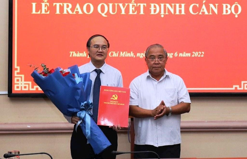 Ông Nguyễn Văn Hổ (trái). Ảnh; Thành uỷ TPHCM Ông Nguyễn Văn Hổ (trái). Ảnh; Thành uỷ TPHCM
