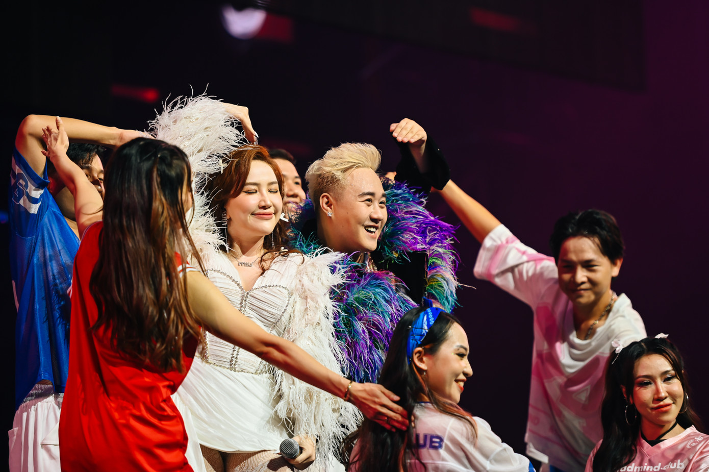 Sự trở lại của Bảo Thy trên sân khấu sau thời gian vắng bóng gây chú ý. Nữ ca sĩ chia sẻ cô suýt lỡ hẹn với Trung Quân vì con nhỏ bị ốm cộng với việc đêm nhạc liên tục dời ngày. “Sáng 29/7, tôi phải quay quảng cáo nên đến Hà Nội lúc 17h, make up xong là ra diễn luôn. Tôi là ca sĩ duy nhất không được ráp band, soundcheck và tập luyện nên có gì sơ sót mong khán giả lượng thứ”, Bảo Thy giãi bày. Sự trở lại của Bảo Thy trên sân khấu sau thời gian vắng bóng gây chú ý. Nữ ca sĩ chia sẻ cô suýt lỡ hẹn với Trung Quân vì con nhỏ bị ốm cộng với việc đêm nhạc liên tục dời ngày. “Sáng 29/7, tôi phải quay quảng cáo nên đến Hà Nội lúc 17h, make up xong là ra diễn luôn. Tôi là ca sĩ duy nhất không được ráp band, soundcheck và tập luyện nên có gì sơ sót mong khán giả lượng thứ”, Bảo Thy giãi bày.