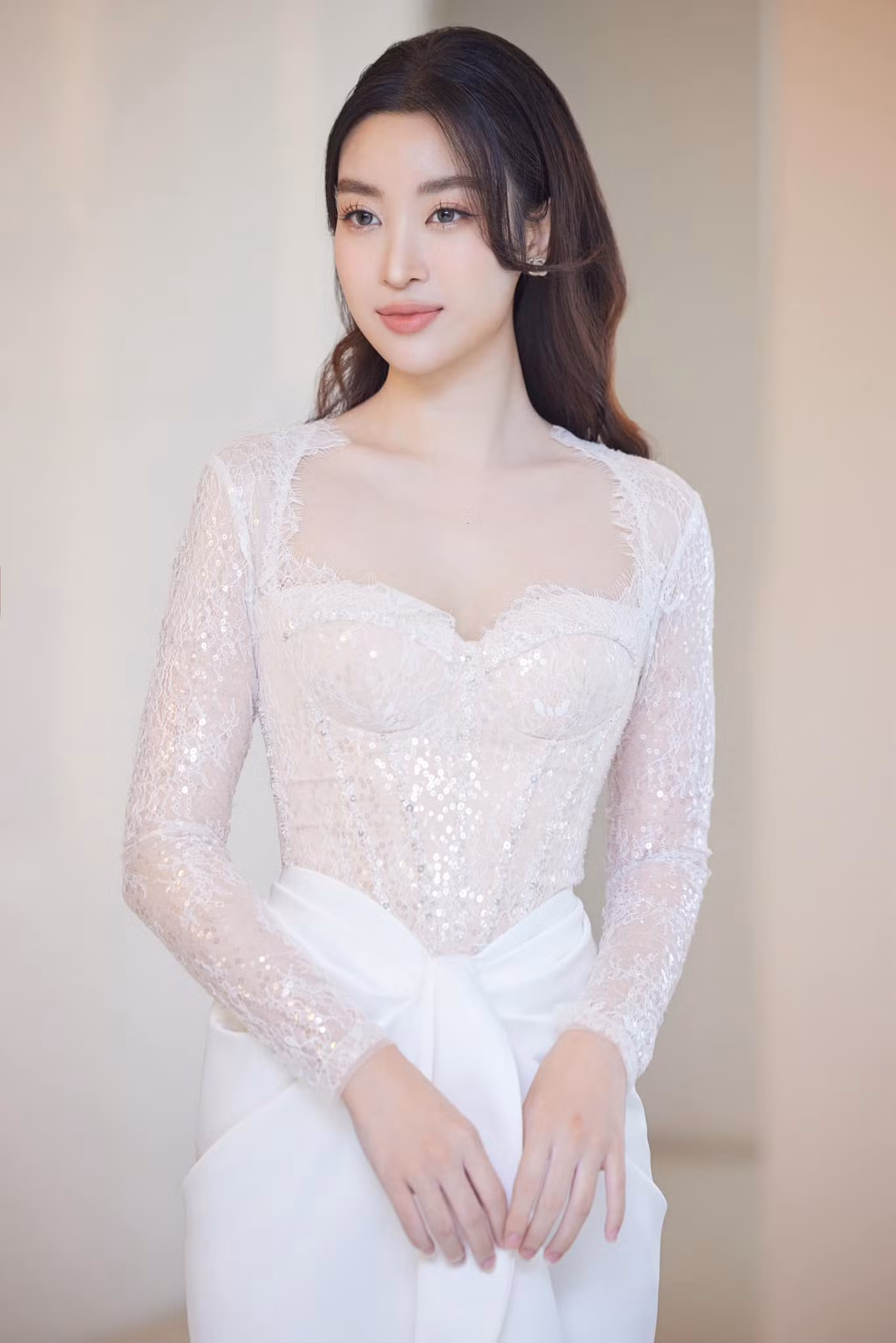 Hoa hậu Đỗ Mỹ Linh nhanh chóng lấy lại vóc dáng sau sinh. Cô cho biết tăng 17 kg quá trình mang bầu con gái đầu lòng.