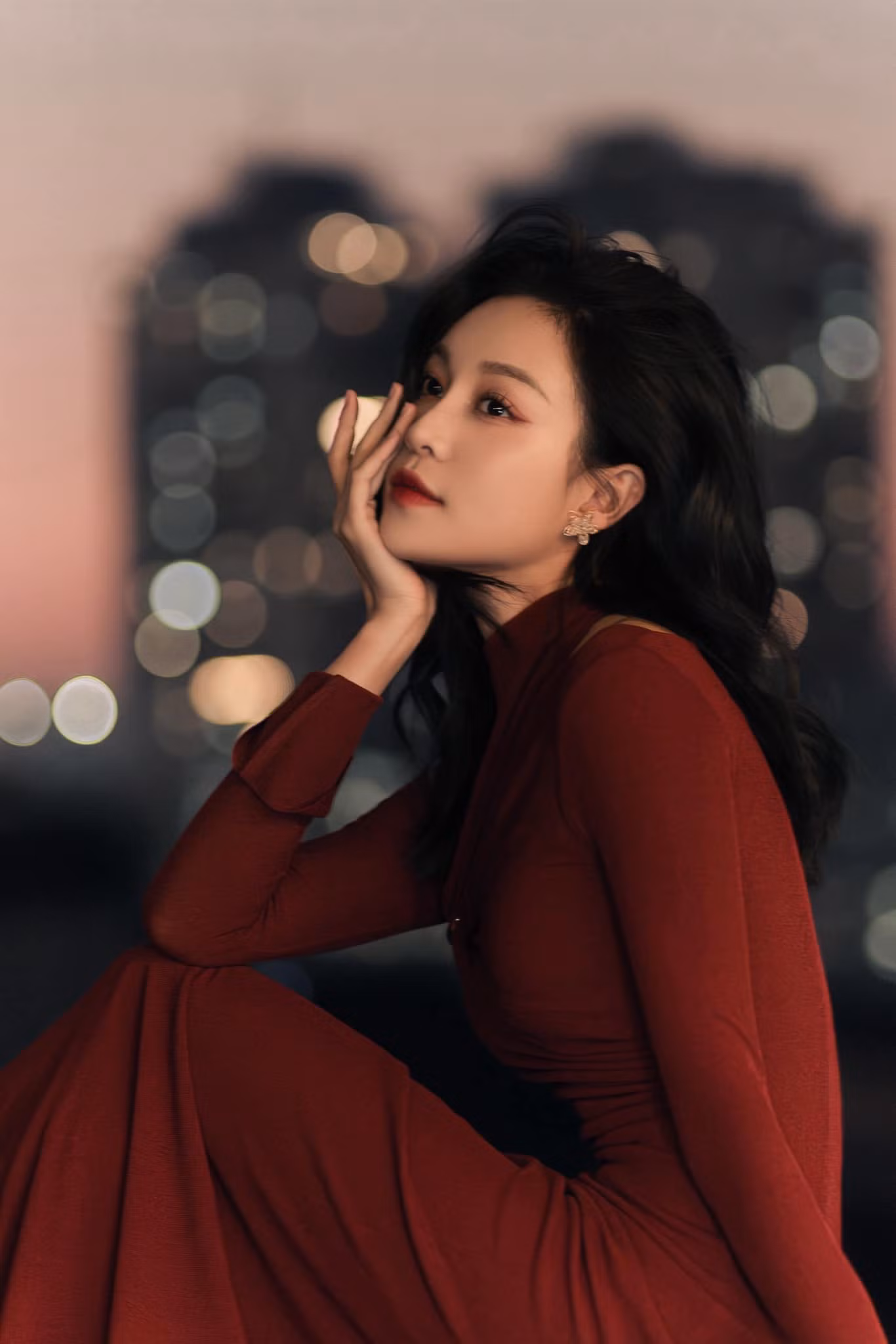 Quỳnh Châu khẳng định không yêu người trong showbiz. Quỳnh Châu khẳng định không yêu người trong showbiz.