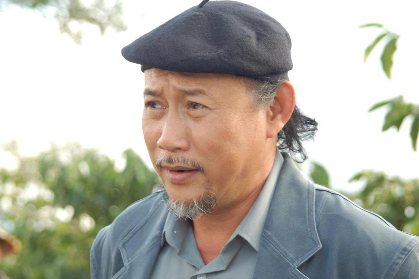 Diễn viên Quốc Hùng đã qua cơn nguy kịch nhưng sức khỏe còn yếu, chưa thể ăn uống, phải truyền đạm mỗi ngày.