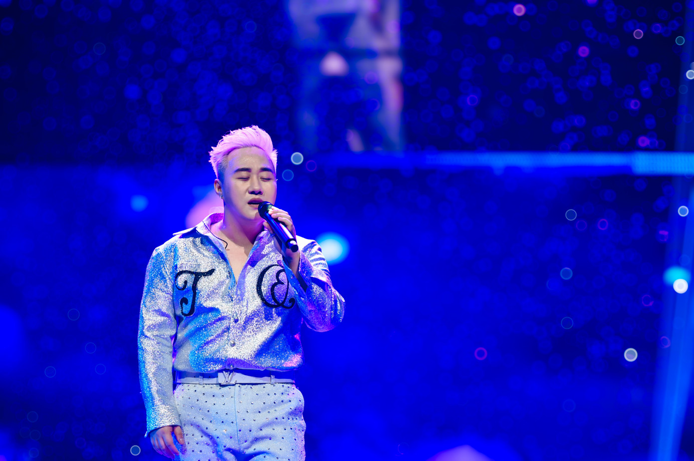 Live Concert 1689 của Trung Quân chia ra làm 4 chương với thời lượng gần 4 giờ đồng hồ. Nam ca sĩ thể hiện gần 50 ca khúc, phô bày kỹ thuật thanh nhạc phức tạp, lên những nốt cao “nổi da gà”. Live Concert 1689 của Trung Quân chia ra làm 4 chương với thời lượng gần 4 giờ đồng hồ. Nam ca sĩ thể hiện gần 50 ca khúc, phô bày kỹ thuật thanh nhạc phức tạp, lên những nốt cao “nổi da gà”.