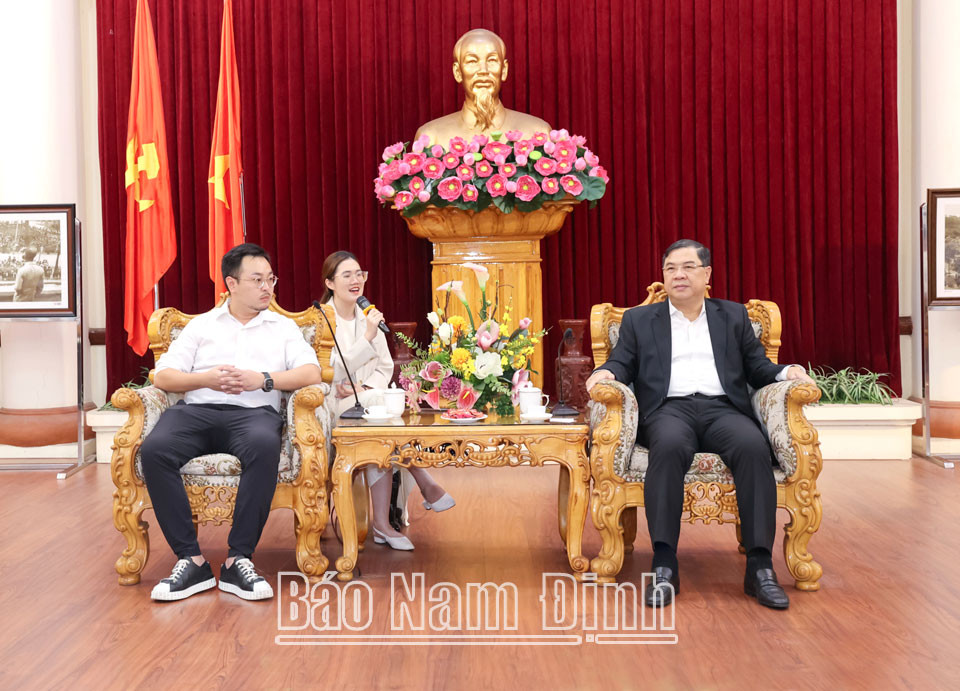 Đồng chí Bí thư Tỉnh ủy Phạm Gia Túc tiếp và làm việc với Tập đoàn nhôm Kam Kiu, Hồng Kông (Trung Quốc).