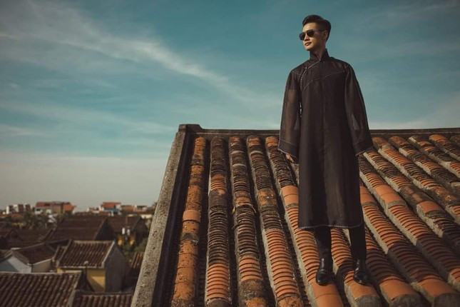 Hiện Đức Tuấn đã gỡ những hình ảnh đứng, ngồi trên mái nhà ở phố cổ Hội An. Hiện Đức Tuấn đã gỡ những hình ảnh đứng, ngồi trên mái nhà ở phố cổ Hội An.