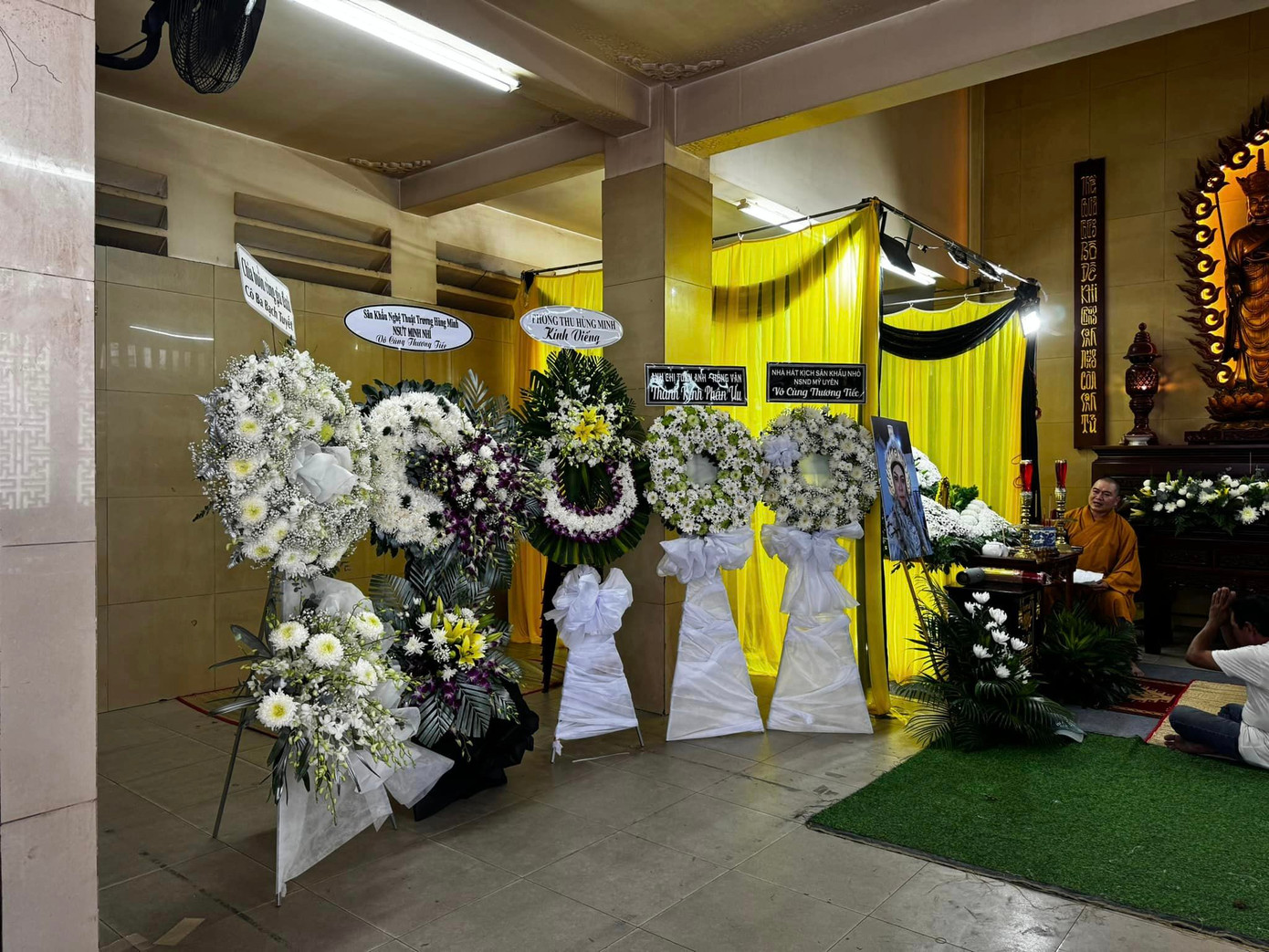 Một số hình ảnh trong lễ tang diễn viên Lê Hùng. Ảnh: Hữu Quốc. Một số hình ảnh trong lễ tang diễn viên Lê Hùng. Ảnh: Hữu Quốc.