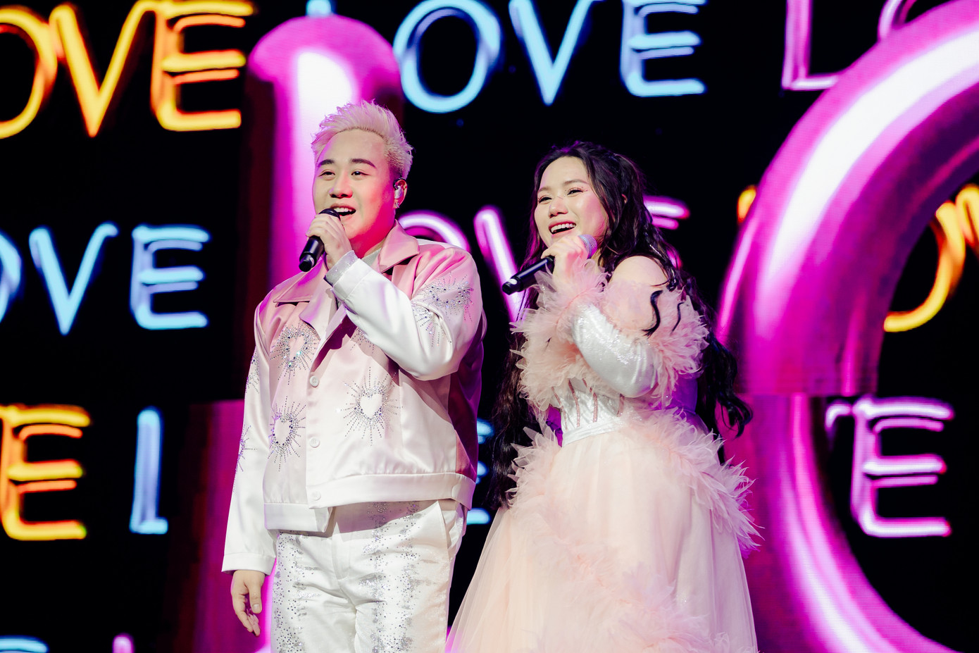 Sự thành công trong Live Concert 1689 của Trung Quân còn thể hiện qua dàn khách mời gồm Diva Mỹ Linh, Hồ Quỳnh Hương, Hương Tràm, Thuỳ Chi và Bảo Thy. Theo Trung Quân, việc mời Mỹ Linh và Hồ Quỳnh Hương đến Live Concert như một cách anh tự thử thách bản thân. Sự thành công trong Live Concert 1689 của Trung Quân còn thể hiện qua dàn khách mời gồm Diva Mỹ Linh, Hồ Quỳnh Hương, Hương Tràm, Thuỳ Chi và Bảo Thy. Theo Trung Quân, việc mời Mỹ Linh và Hồ Quỳnh Hương đến Live Concert như một cách anh tự thử thách bản thân.