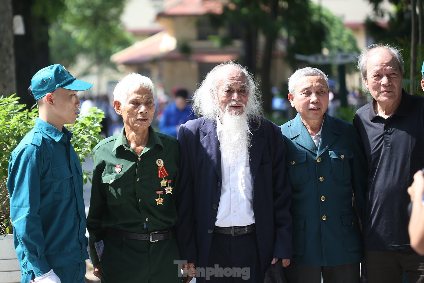 Đông đảo người dân xếp hàng chờ vào viếng Tổng Bí thư Nguyễn Phú Trọng.