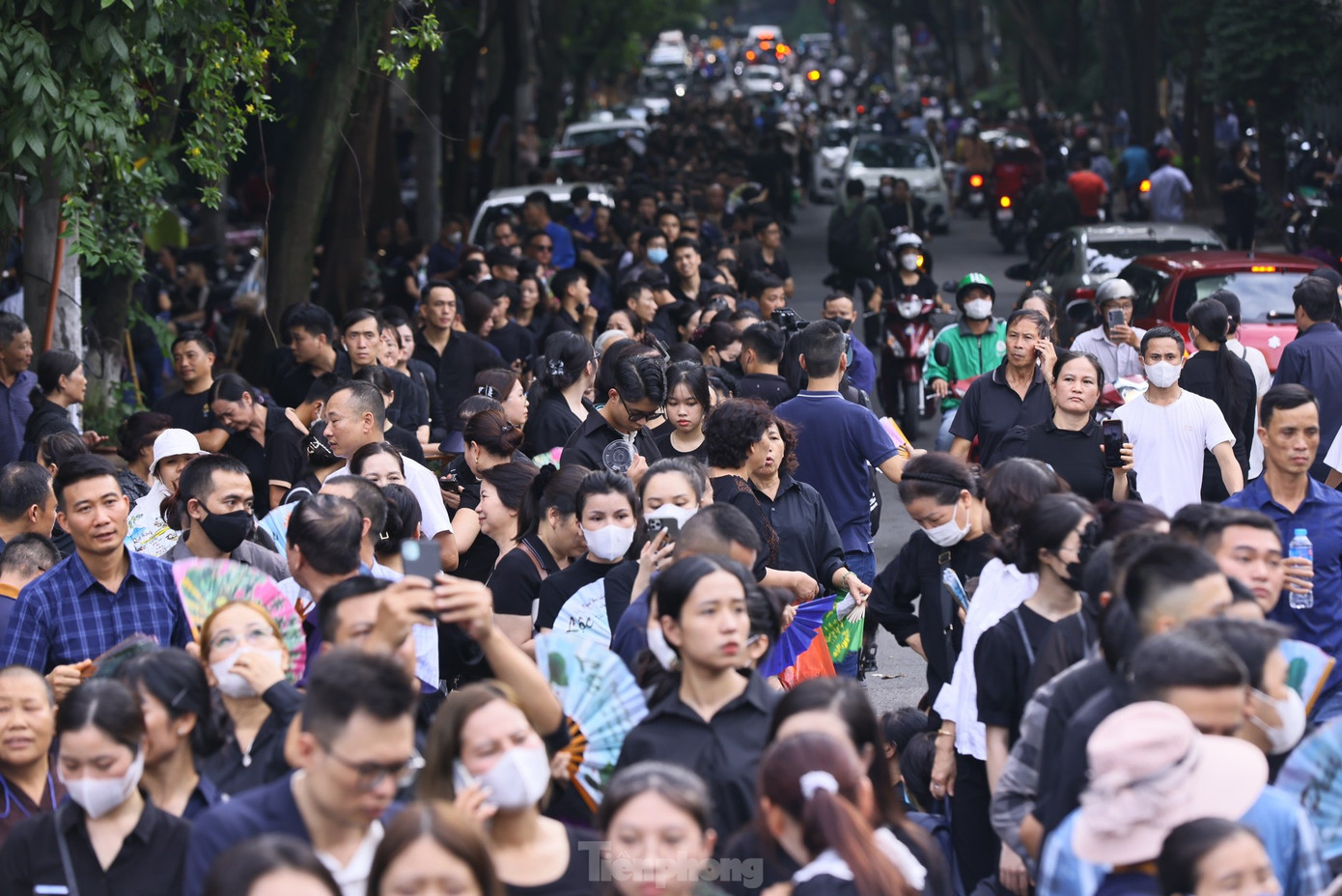 Đông đảo người dân xếp hàng chờ vào viếng Tổng Bí thư Nguyễn Phú Trọng.