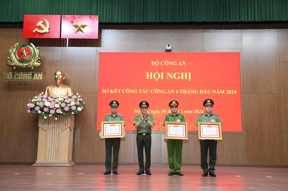 Thừa ủy quyền của Thủ tướng Chính phủ, Bộ trưởng Lương Tam Quang trao Bằng danh hiệu Chiến sĩ thi đua toàn quốc tặng các cá nhân có thành tích xuất sắc.