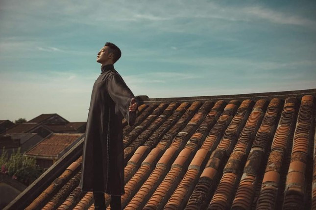 Hiện Đức Tuấn đã gỡ những hình ảnh đứng, ngồi trên mái nhà ở phố cổ Hội An. Hiện Đức Tuấn đã gỡ những hình ảnh đứng, ngồi trên mái nhà ở phố cổ Hội An.