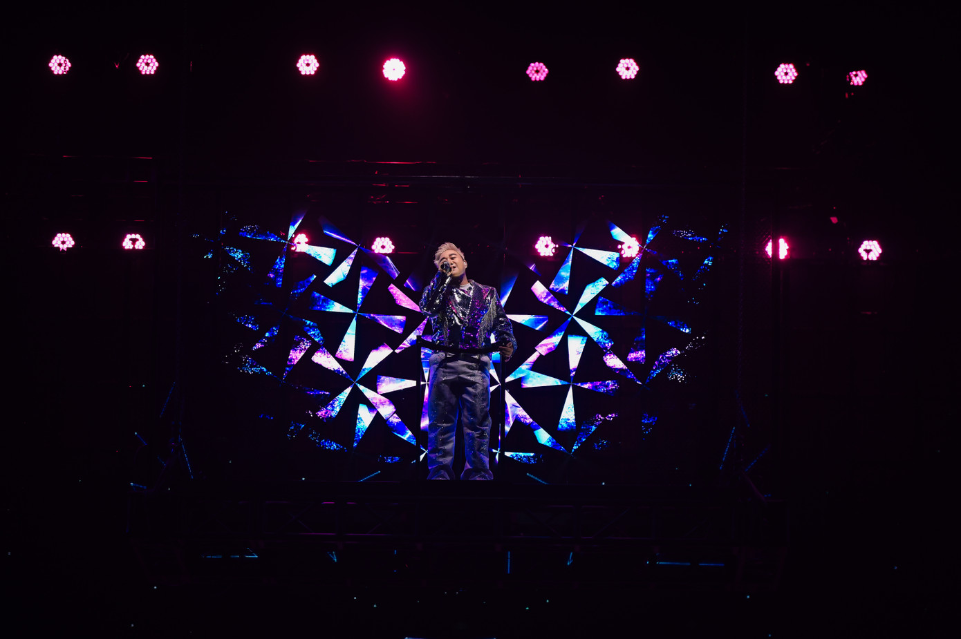 Đặc biệt khi thể hiện ca khúc Trót yêu, trước tình cảm của khán giả Hà Nội đã không ngừng cổ vũ và nán lại đến tận 0h đêm, Trung Quân không kìm nén được cảm xúc mà bật khóc. Concert kết thúc với hình ảnh Trung Quân bay trên cao trong tạo hình cánh bướm khổng lồ. Đặc biệt khi thể hiện ca khúc Trót yêu, trước tình cảm của khán giả Hà Nội đã không ngừng cổ vũ và nán lại đến tận 0h đêm, Trung Quân không kìm nén được cảm xúc mà bật khóc. Concert kết thúc với hình ảnh Trung Quân bay trên cao trong tạo hình cánh bướm khổng lồ.