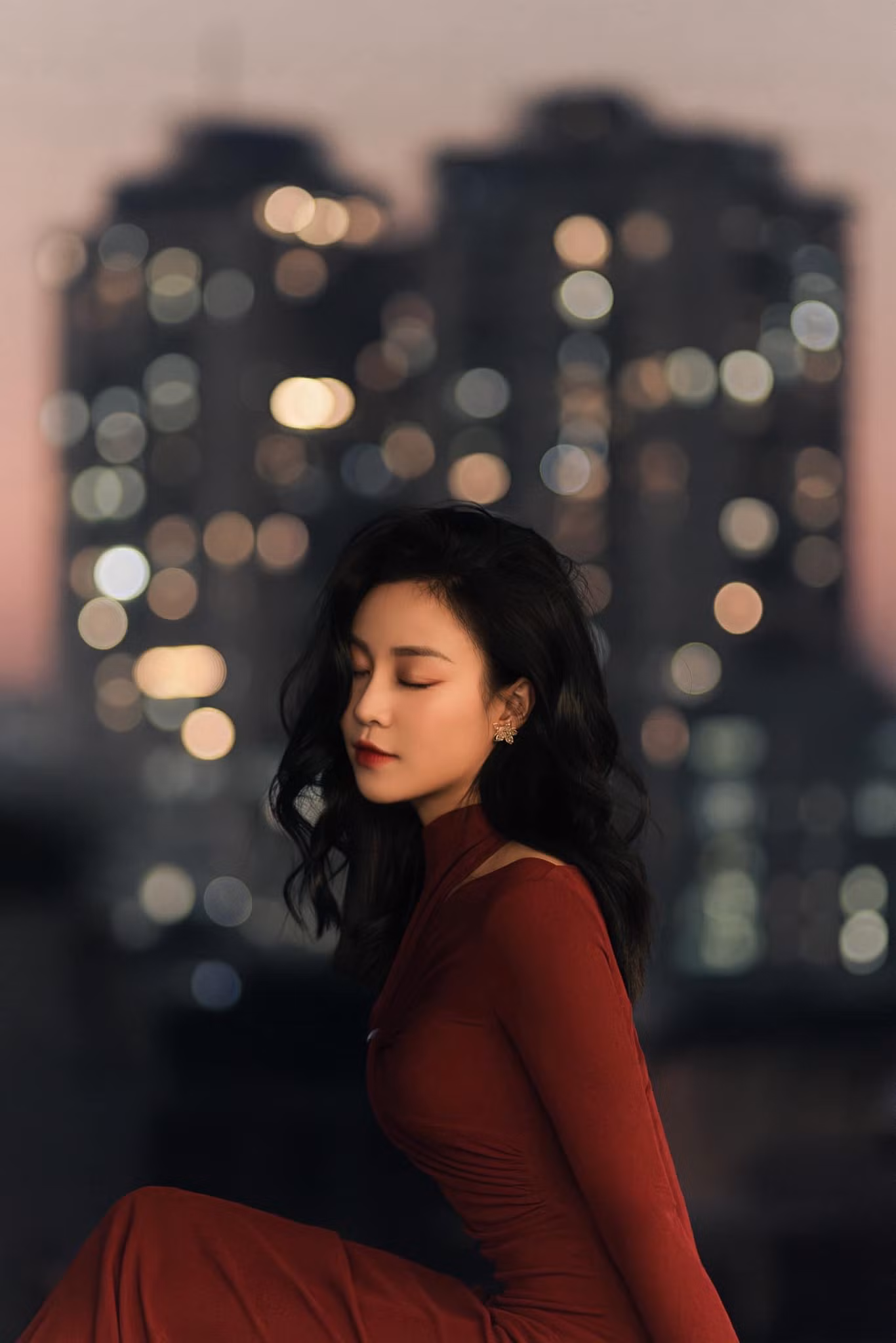 Quỳnh Châu khẳng định không yêu người trong showbiz. Quỳnh Châu khẳng định không yêu người trong showbiz.