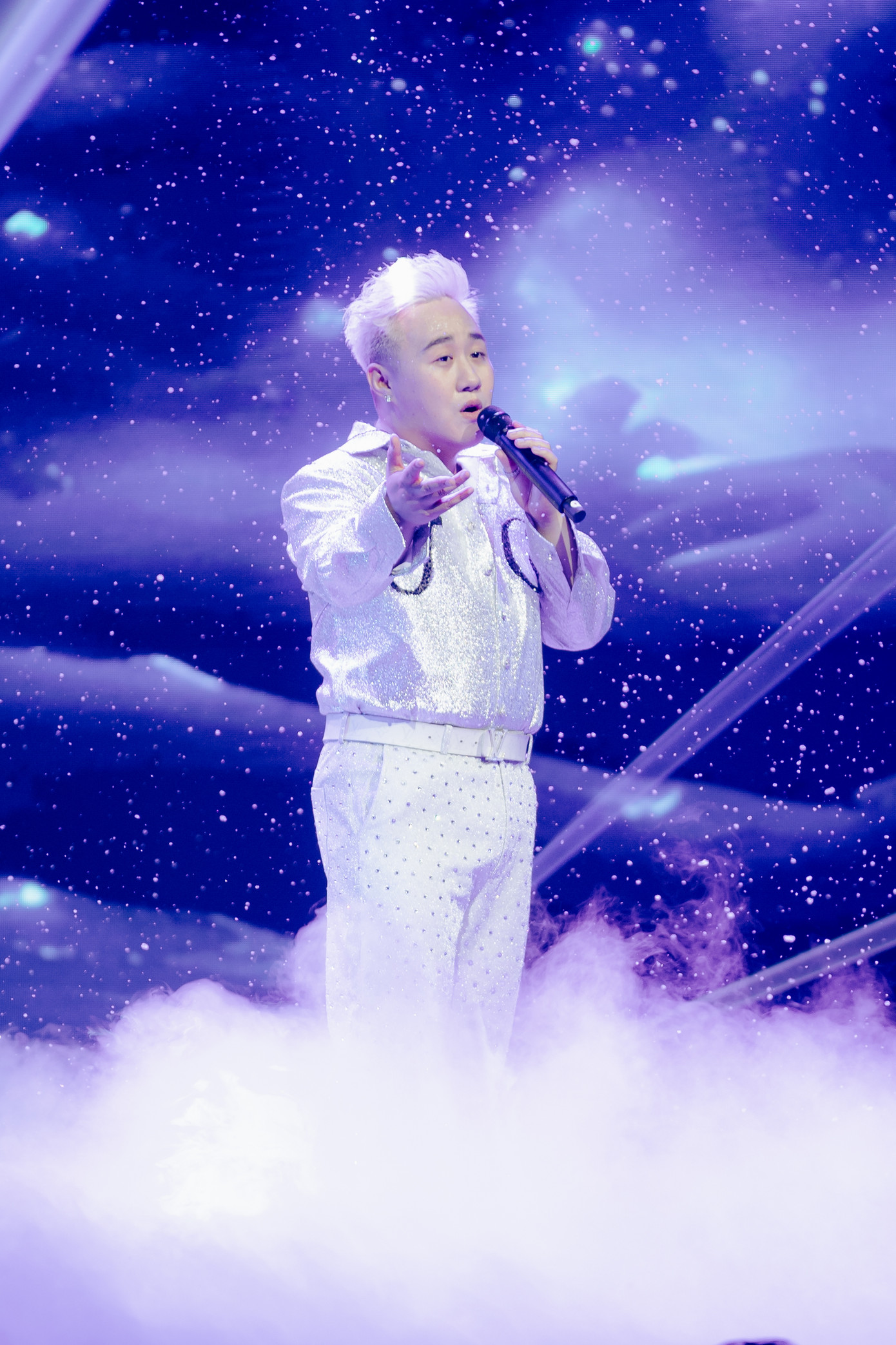 Trung Quân chọn mở đầu bằng những câu chuyện tình yêu với nhiều cung bậc cảm xúc như Và ngày nào đó, Tự tình 2, Yếu đuối, Yêu trong mùa hè… Chương thứ 2 là những bản mashup Anh tự do nhưng cô đơn, Tình nào không như tình đầu, Muộn màng là từ lúc, Buồn không thể buông…. Trung Quân chọn mở đầu bằng những câu chuyện tình yêu với nhiều cung bậc cảm xúc như Và ngày nào đó, Tự tình 2, Yếu đuối, Yêu trong mùa hè… Chương thứ 2 là những bản mashup Anh tự do nhưng cô đơn, Tình nào không như tình đầu, Muộn màng là từ lúc, Buồn không thể buông….